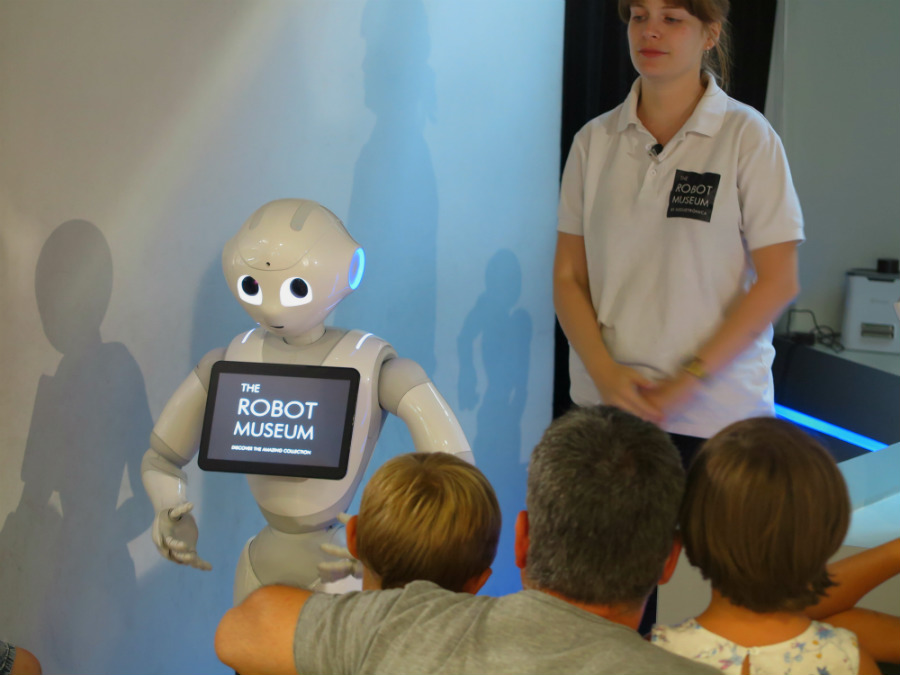 Visita guiada al Museo del Robot de Juguetrónica