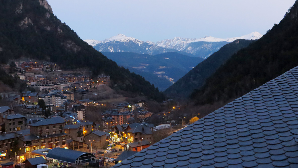Vistas de Andorra La Vella desde el hotel Princesa Parc, en Arinsal