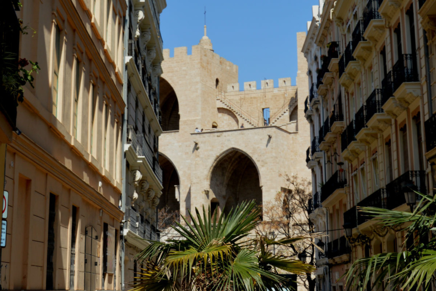 Calle de Valencia con las Torres de Serranos al fondo