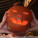 Cómo vaciar una calabaza de Halloween, en vídeo