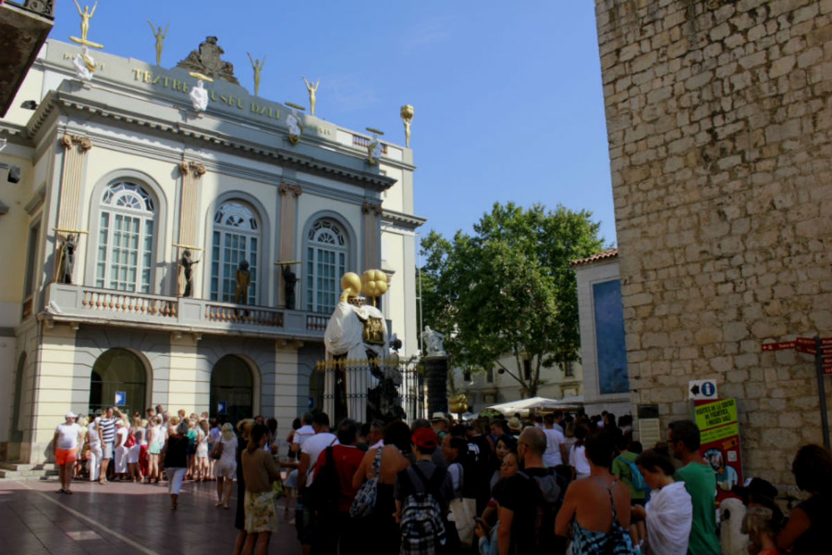 Acceso al Museo Dalí de Figueres