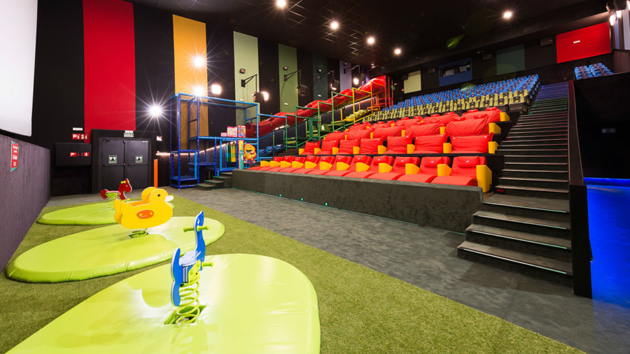 Sala de cine con zona de juegos