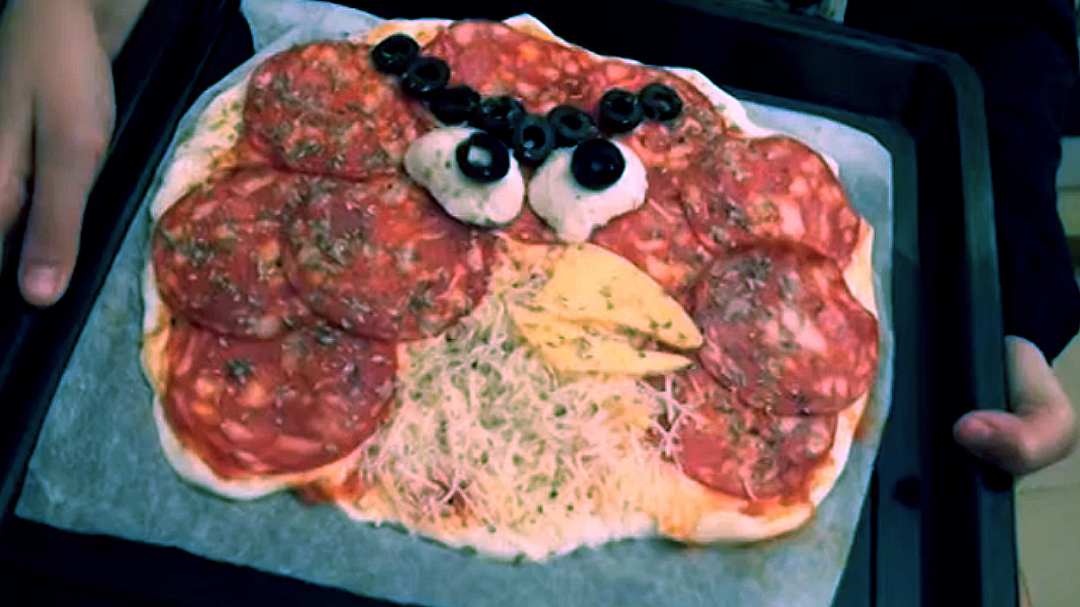 Así queda la pizza de los Angry Birds antes de meterla en el horno