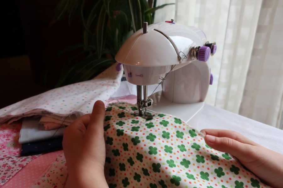 Aprender a coser es una actividad entretenida para los peques y muy, muy práctica ;-)