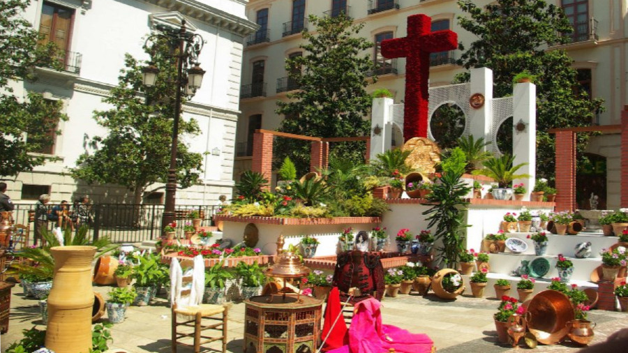 Fiesta de las Cruces de Mayo en Granada: ¿cuál es su origen?