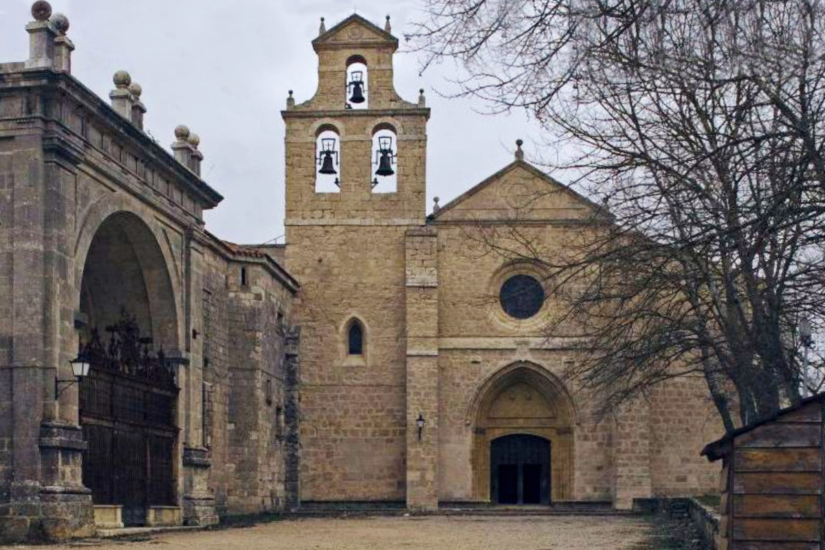 Fachada de San Juan de Ortega, en Burgos