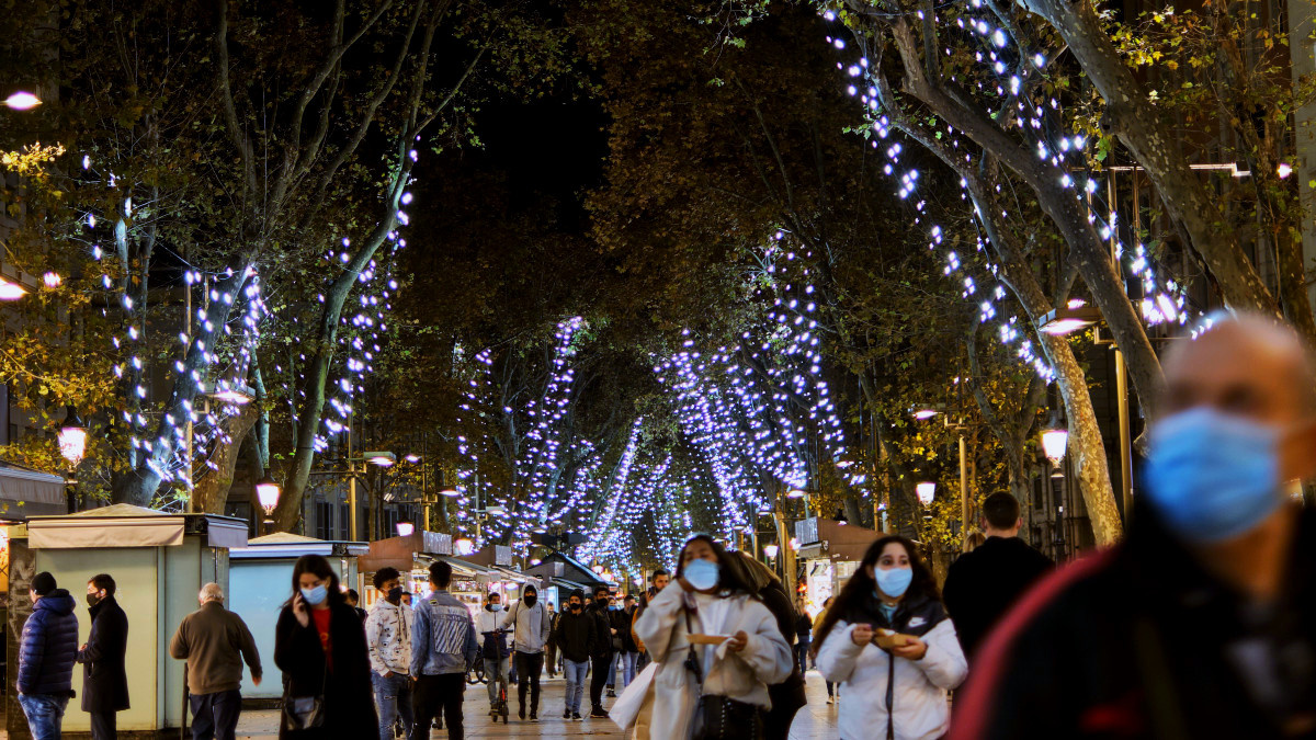 Iluminación navideña en las ramblas de Barcelona