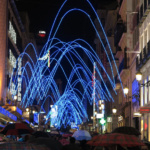 Arcos navideños en una de las calles más comerciales de Madrid