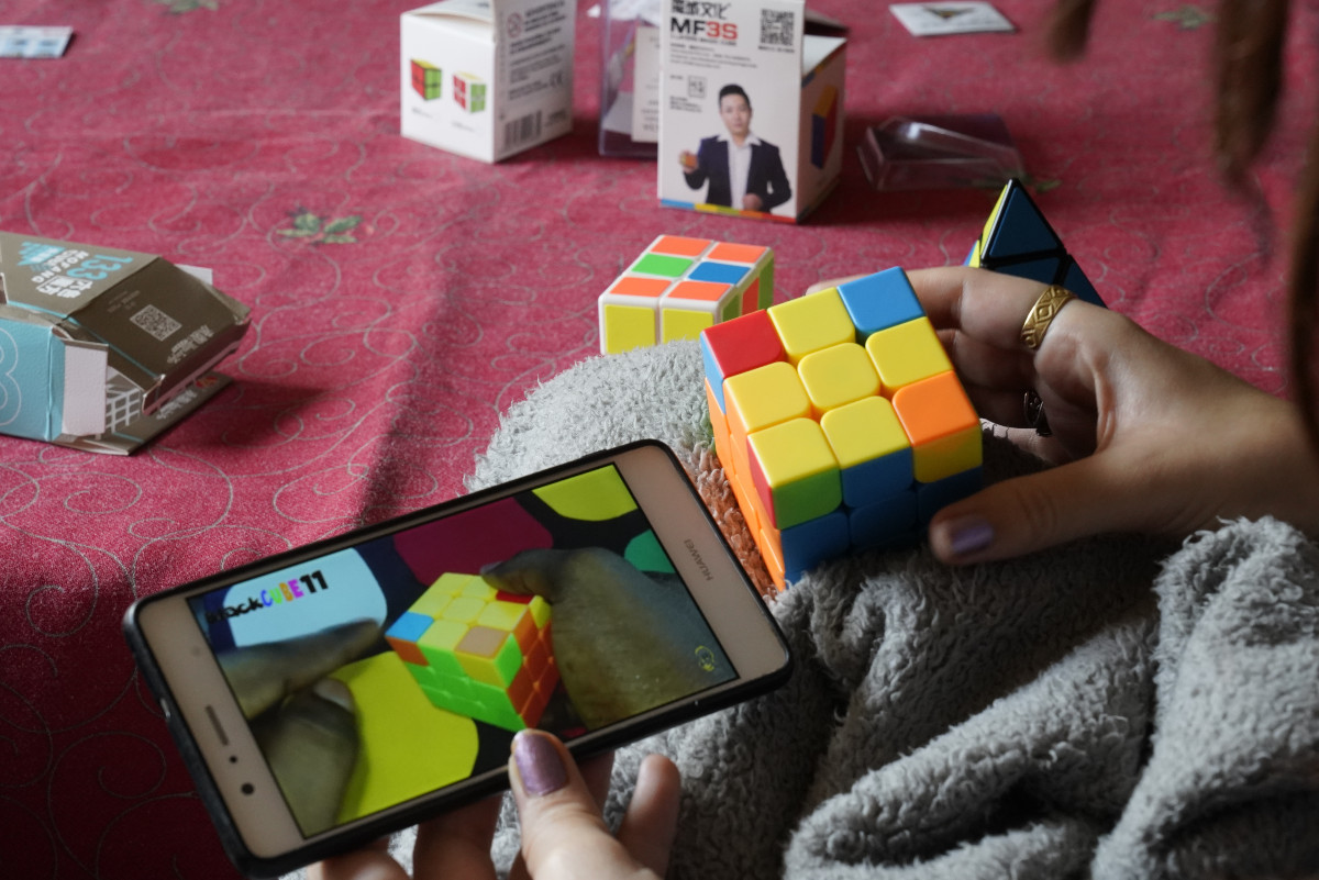 Jugamos con cubos Rubik en familia