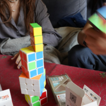 Jugamos con cubos Rubik en familia