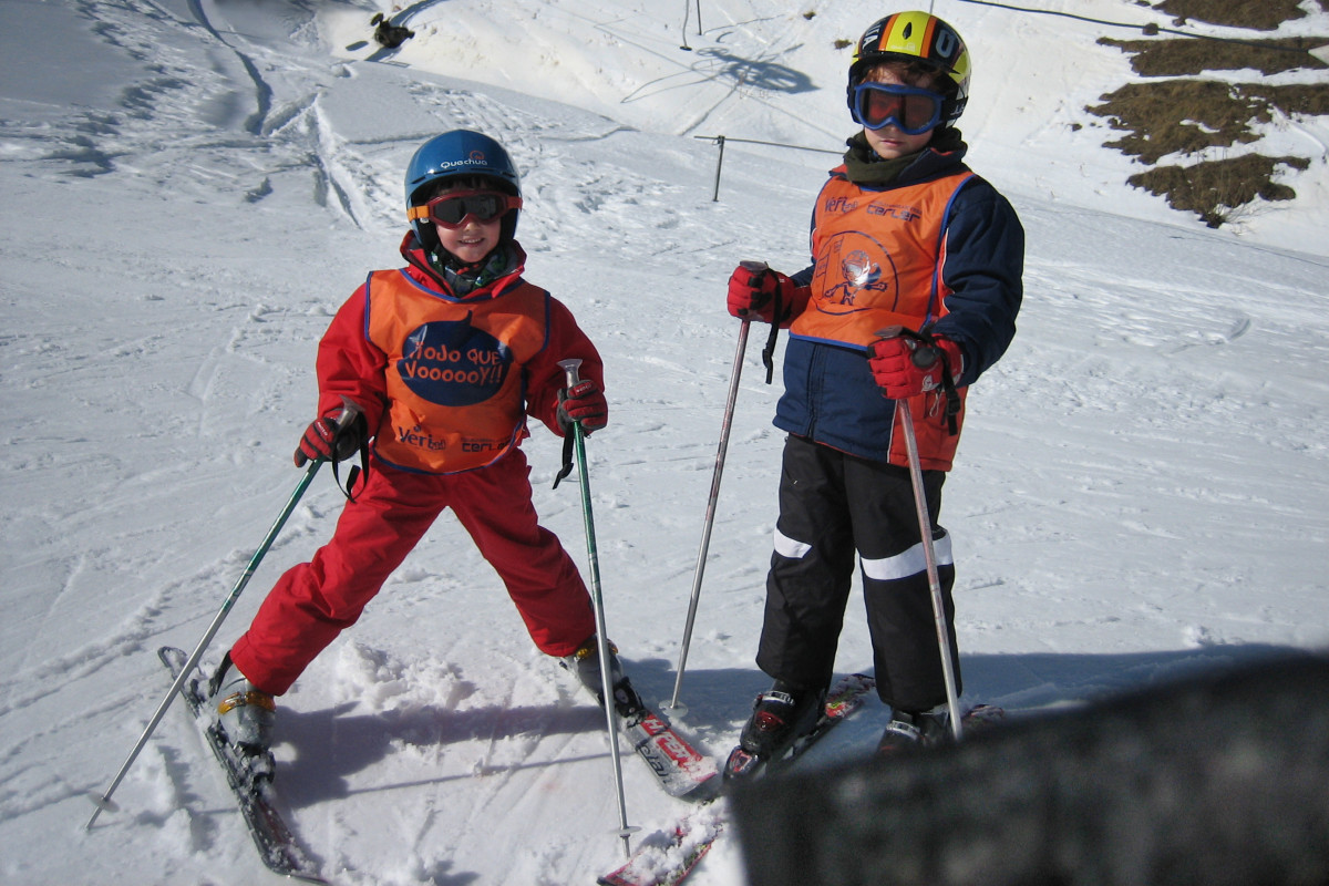 En los cursos de esquí los peques aprenden a manejarse sobre los esquís