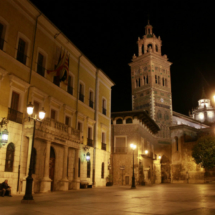Vista de la torre de la catedral de Teruel, por la noche