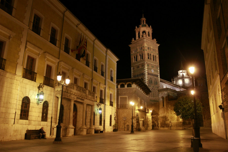 Vista de la torre de la catedral de Teruel, por la noche