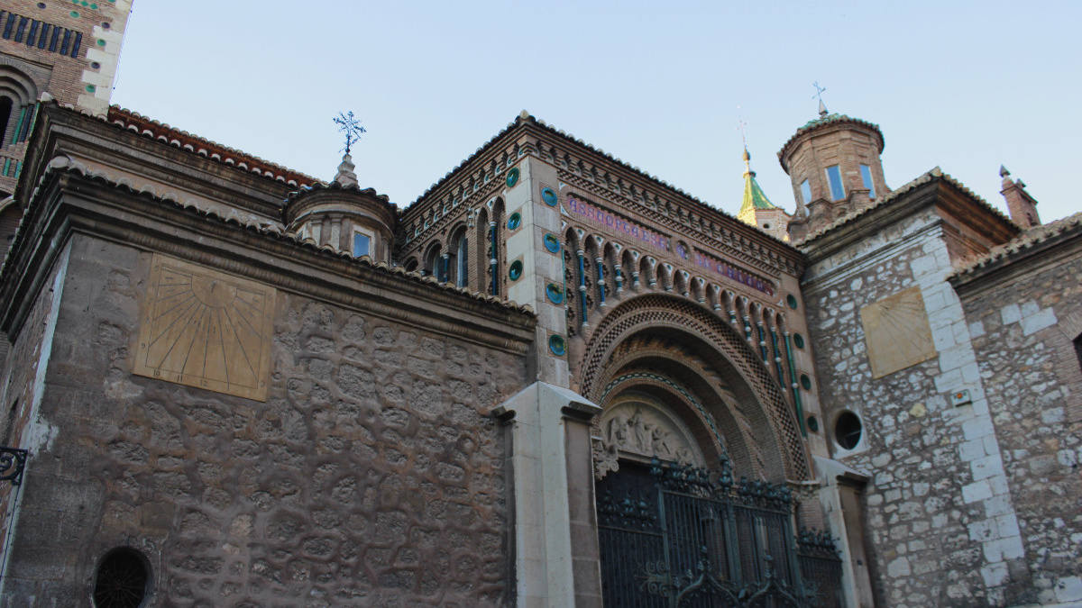 La catedral de Teruel es de estilo gótico-mudéjar, con coloristas adornos