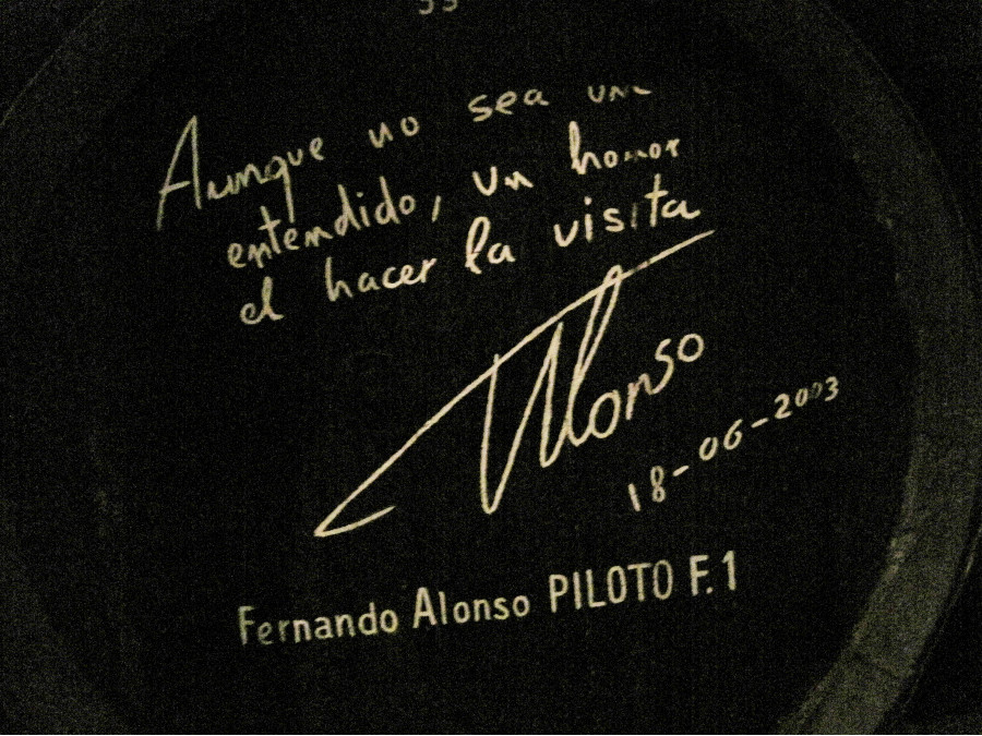 Firma de Fernando Alonso en un barril de las Bodegas Tío Pepe de Jerez