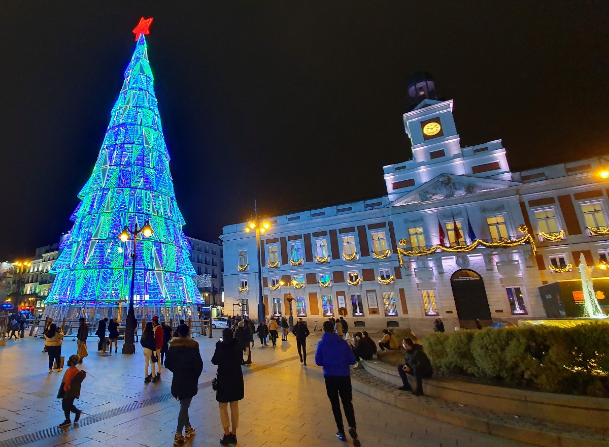 El Belén, el árbol, los turrones, las luces, las 12 campanadas... éstas son las tradiciones de Navidad en España