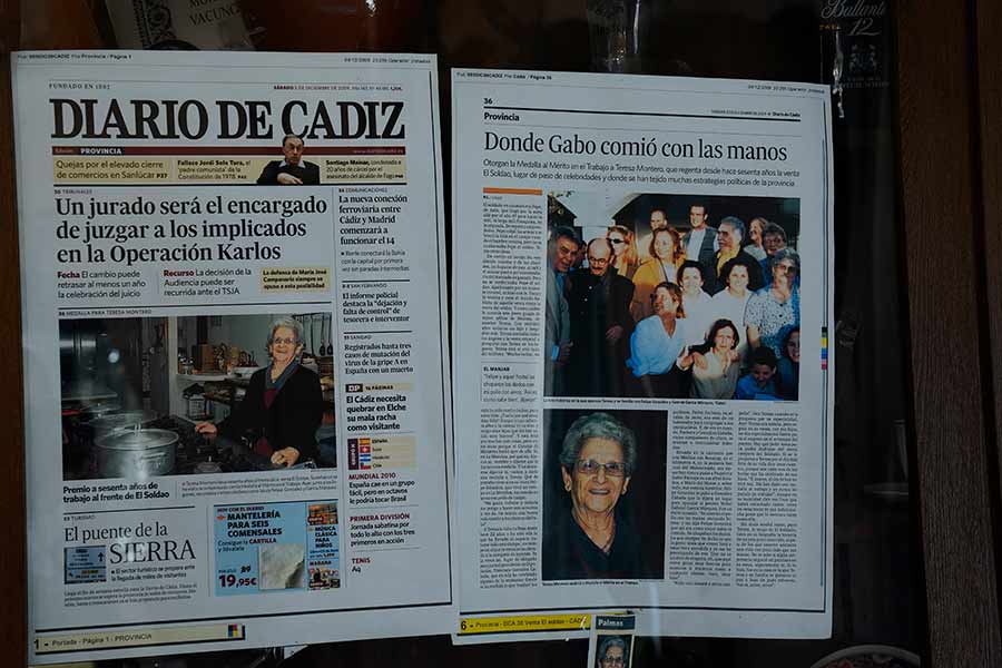 En la venta tienen expuestas las páginas del Diario de Cádiz que cuentan cómo a Teresa le dieron la Medalla de Oro al mérito en el trabajo.