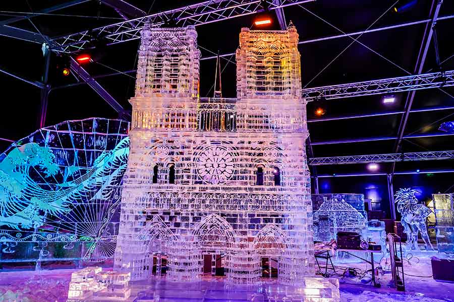 La catedral de Nôtre Dame de París: una hermosa escultura en hielo en el Ice Festival de las Mágicas Navidades de Torrejón