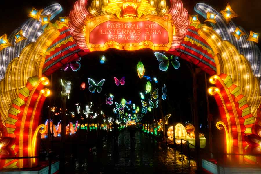 Entrada a la gran avenida de las Linternas Chinas en las Mágicas Navidades de Torrejón 2023